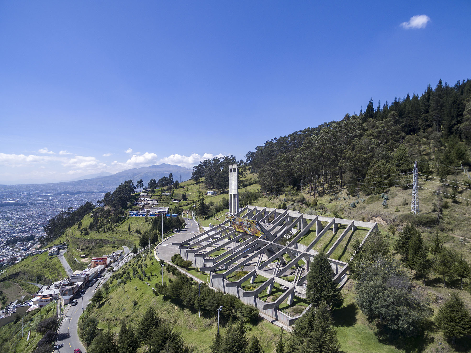 Templo de la Patria, monumento diseñado por Milton Barragán en la Cima de la Libertad, sobre las laderas del Pichincha donde se libró la batalla