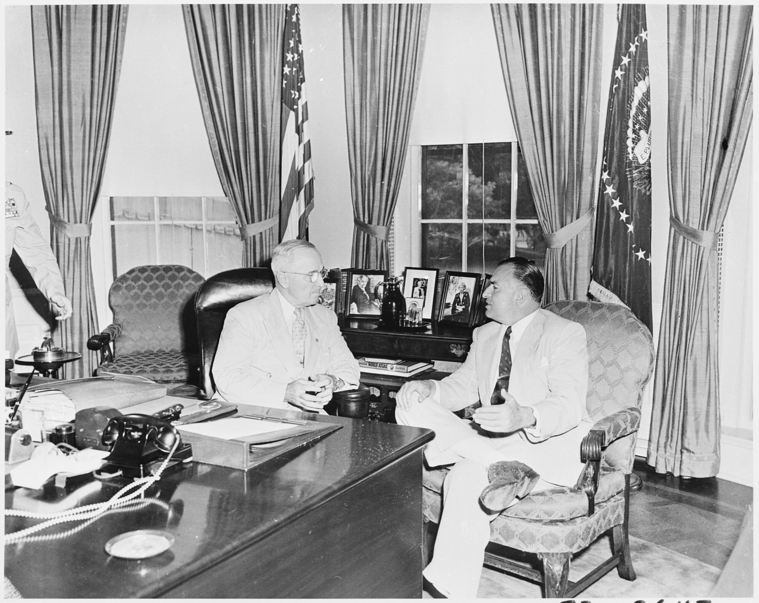 El presidente Harry Truman conversando con el presidente Galo Plaza Lasso en la Oficina Oval de la Casa Blanca