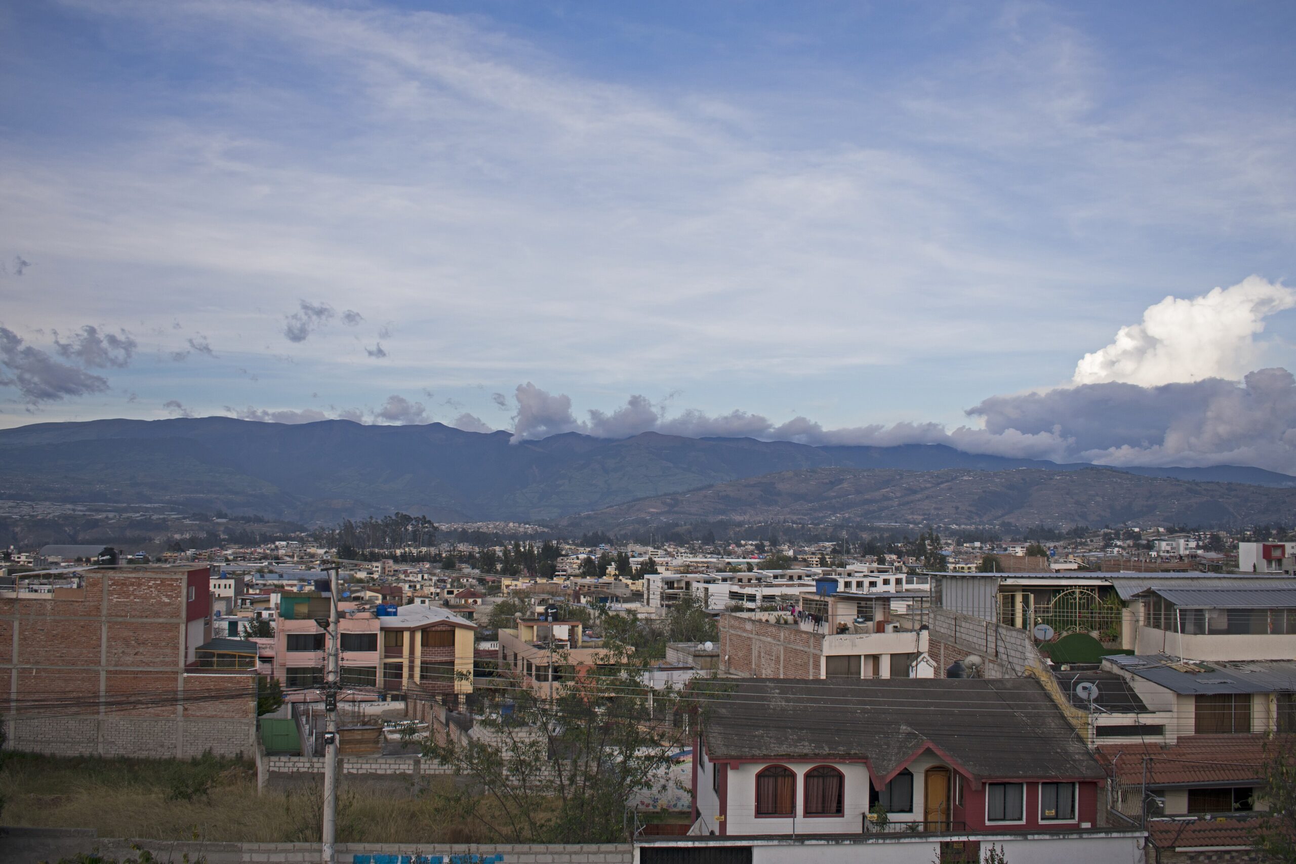 Vista del valle interandino cerca de Ambato, la llanura donde el terreno abierto favoreció a la caballería realista en ambos combates