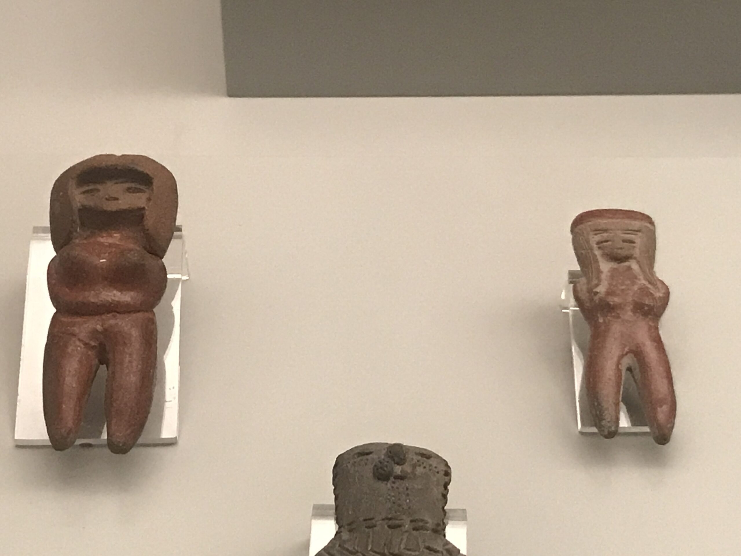 Dos figurinas femeninas de cerámica de la cultura Valdivia, conocidas como Venus de Valdivia, con peinados voluminosos y cuerpos esquemáticos