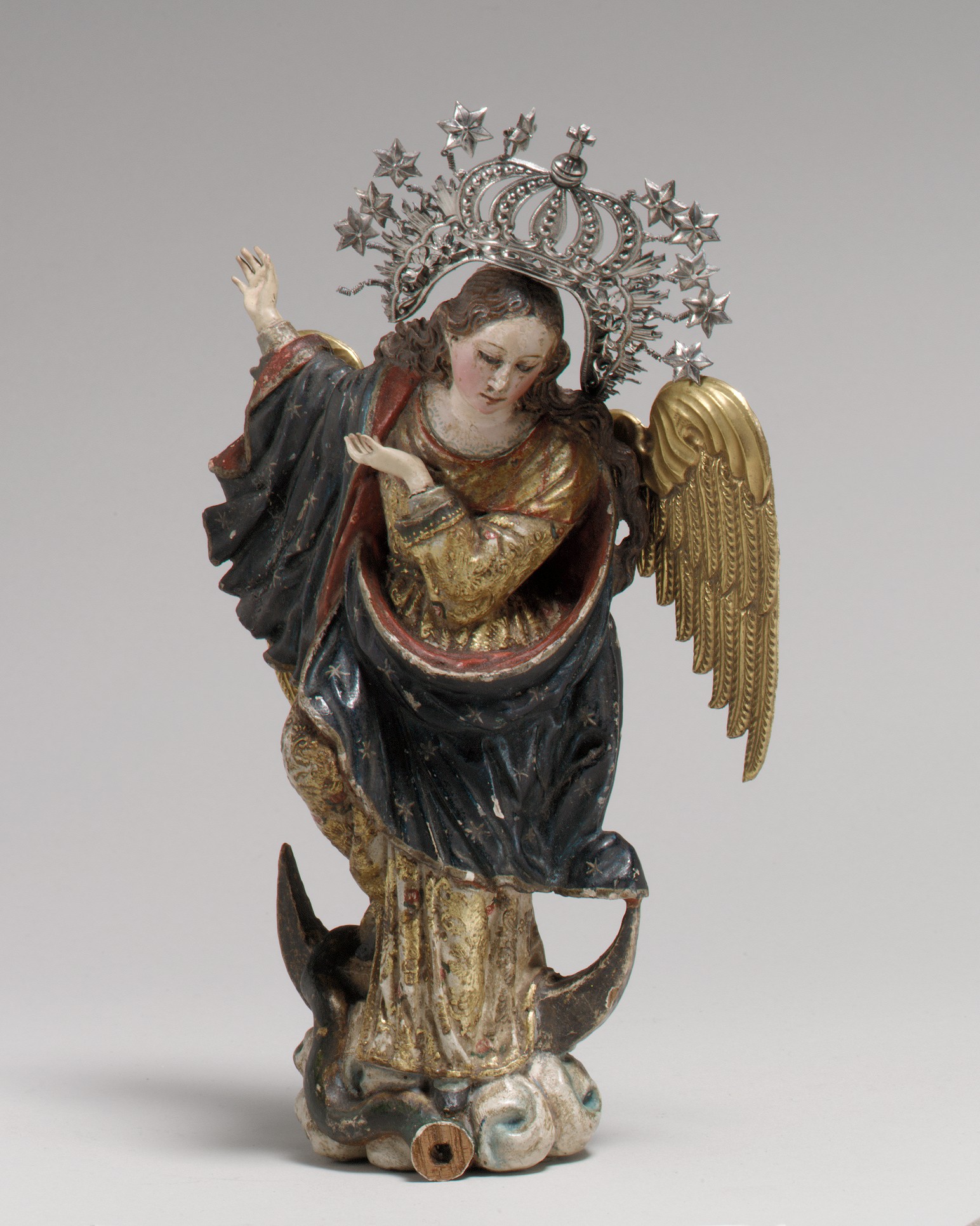 Pintura colonial quiteña de la Virgen de Quito, con alas y de pie sobre la media luna