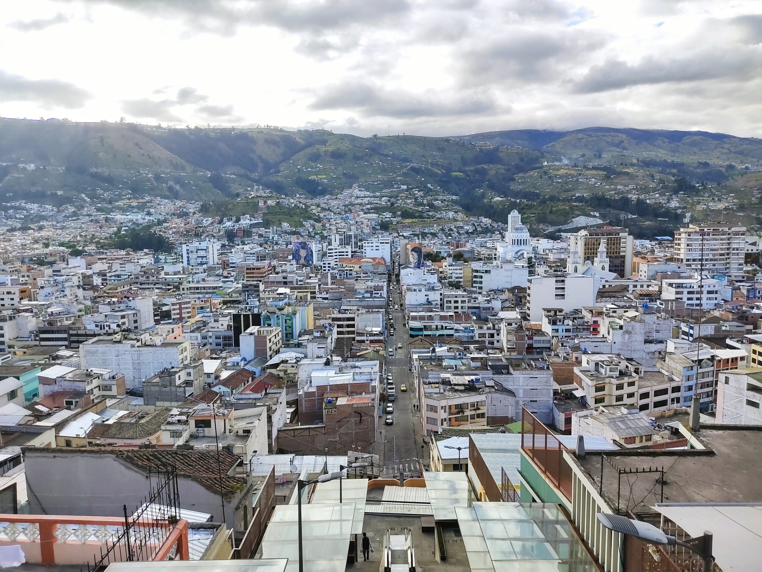 Vista panorámica de Ambato, en el valle andino donde se libraron las dos batallas de Huachi en 1820 y 1821