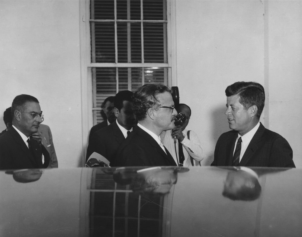 El presidente John F. Kennedy conversa con el presidente de Ecuador, Carlos Julio Arosemena Monroy, en la Casa Blanca, julio de 1962