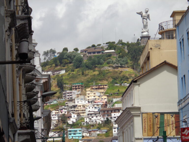 El Panecillo, la colina en el centro de Quito donde se libró la batalla decisiva del 7 de noviembre de 1812 entre las tropas de Toribio Montes y los defensores del Estado de Quito