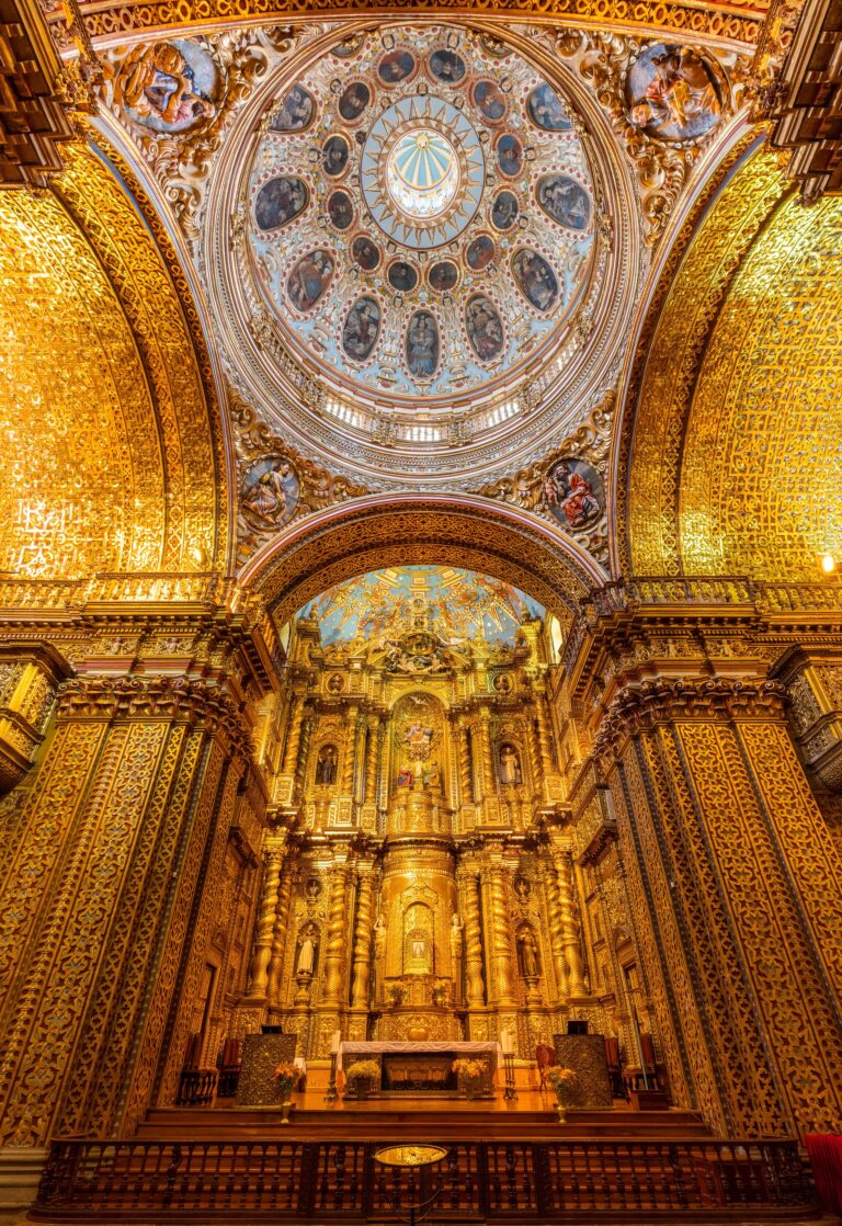 Interior dorado de la Iglesia de La Compañía de Quito, ejemplo del mismo mundo artístico barroco religioso que empleaba a los plateros y batihojas coloniales