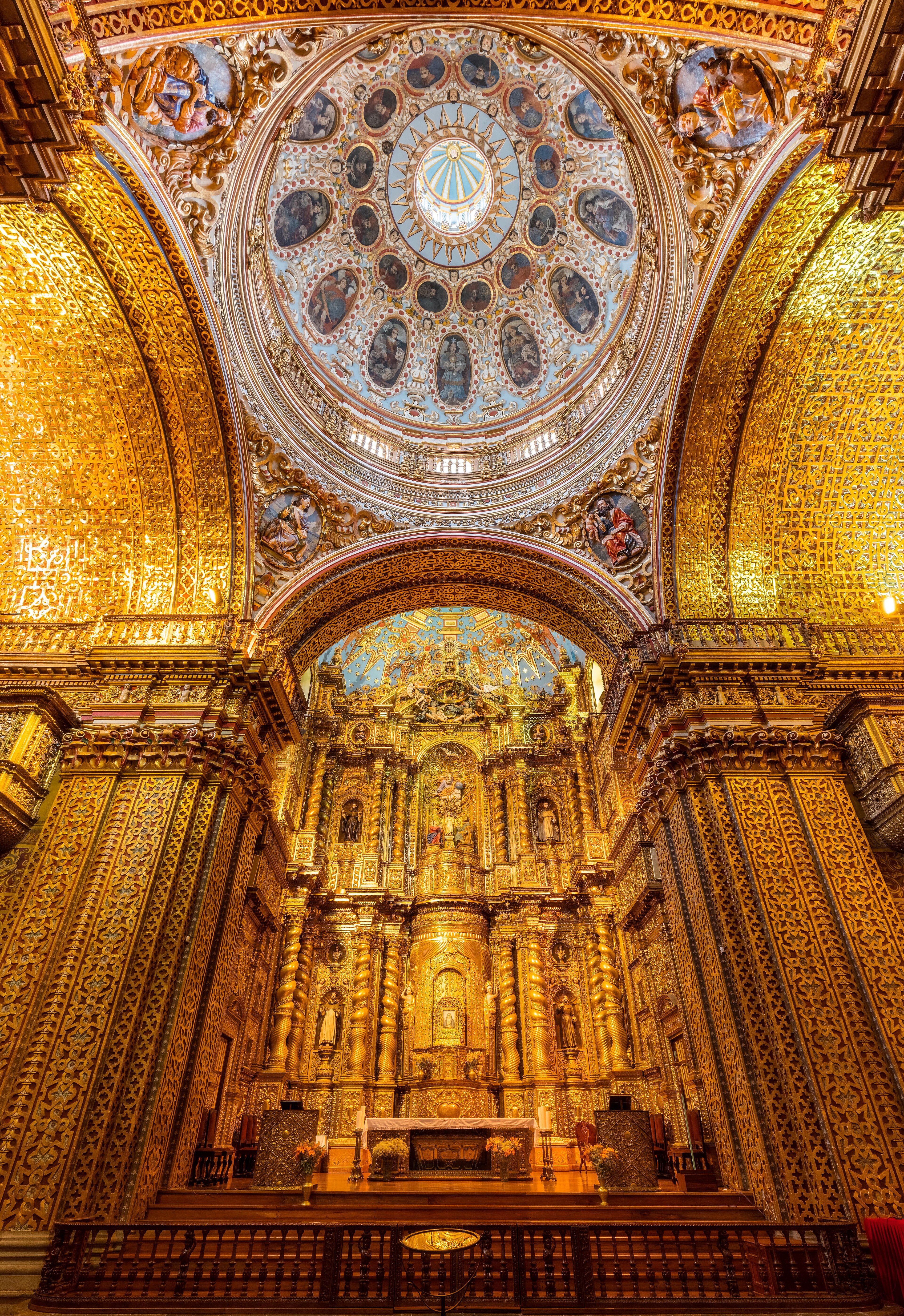 Interior dorado de la Iglesia de La Compañía de Quito, ejemplo del mismo mundo artístico barroco religioso que empleaba a los plateros y batihojas coloniales