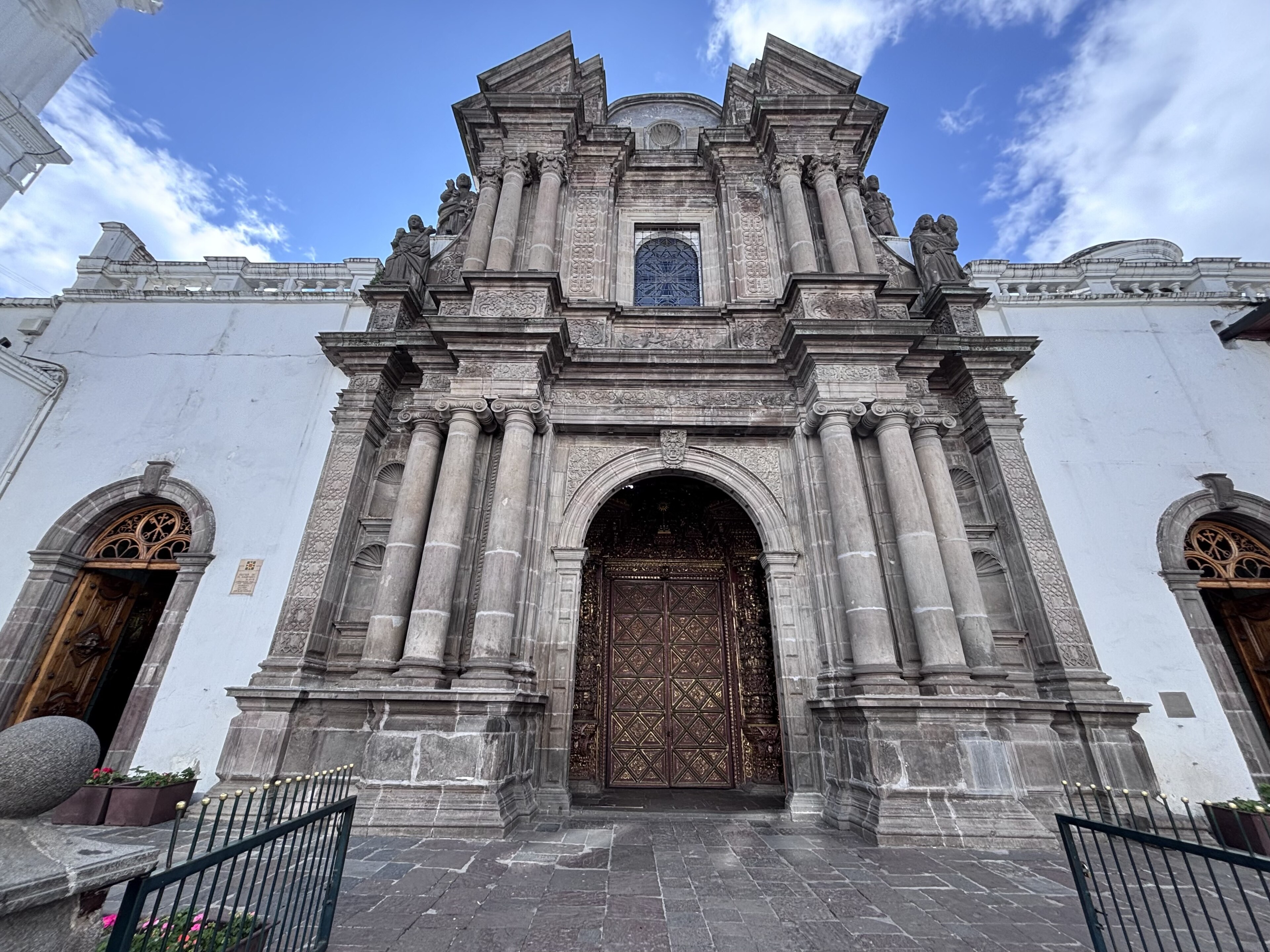 Fachada de la iglesia de El Sagrario en Quito, contigua a la casa parroquial donde vivió Manuela Cañizares