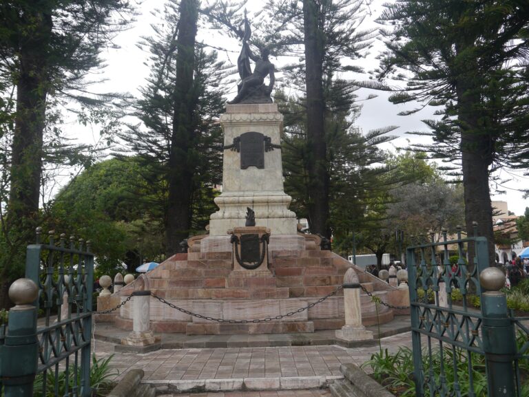 Monumento a Abdón Calderón en el parque del mismo nombre, Cuenca, erigido en 1927