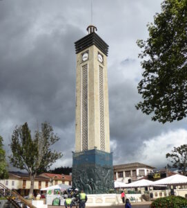 La independencia de Loja: el monumento y los cinco hombres de la plaza