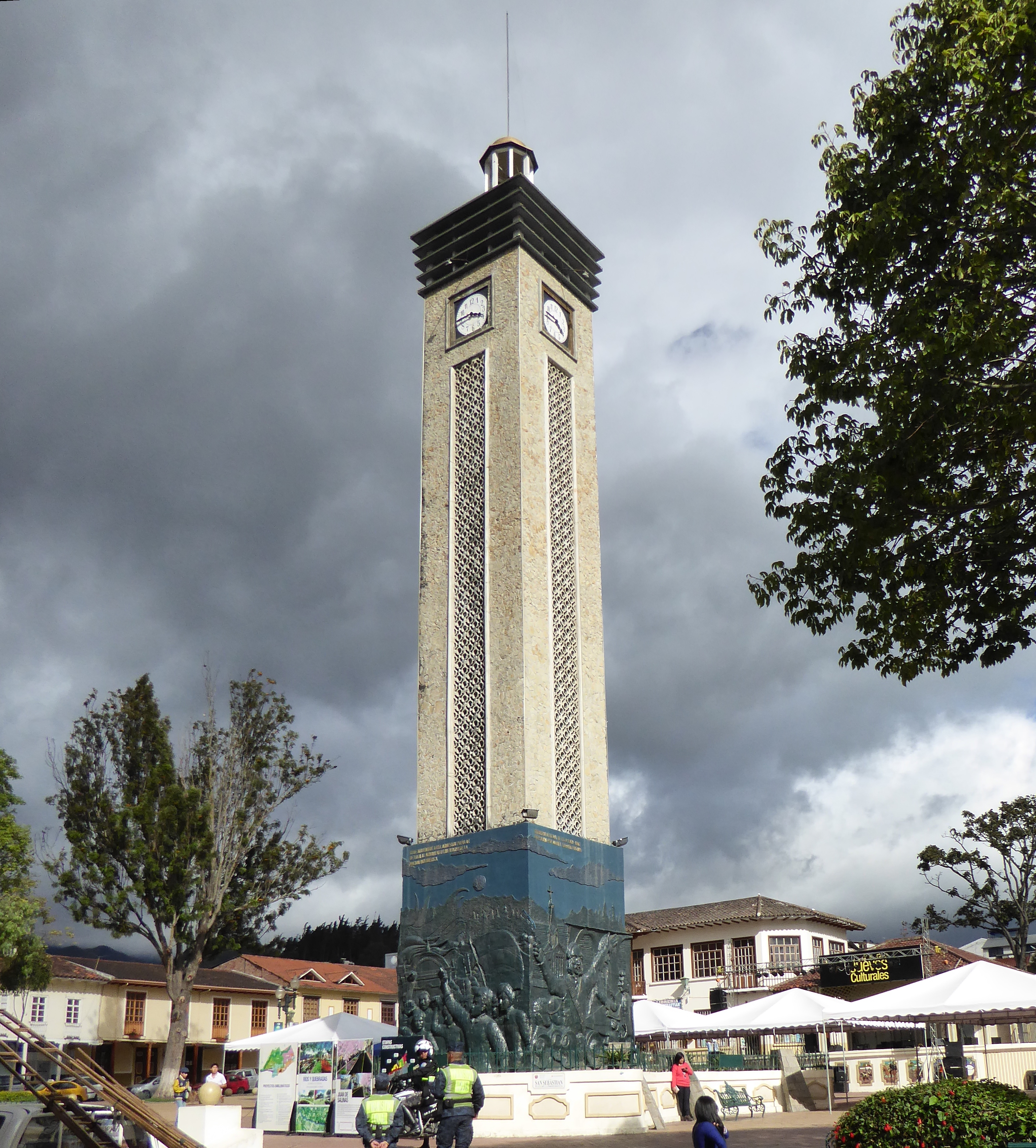 Monumento a la Independencia de Loja, también conocido como la Torre del Reloj de San Sebastián, construido en 1950