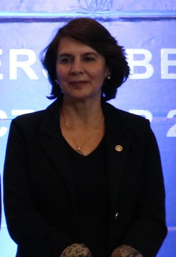Rosalia Arteaga, primera mujer en ejercer la presidencia de Ecuador durante la crisis de inestabilidad politica de febrero de 1997