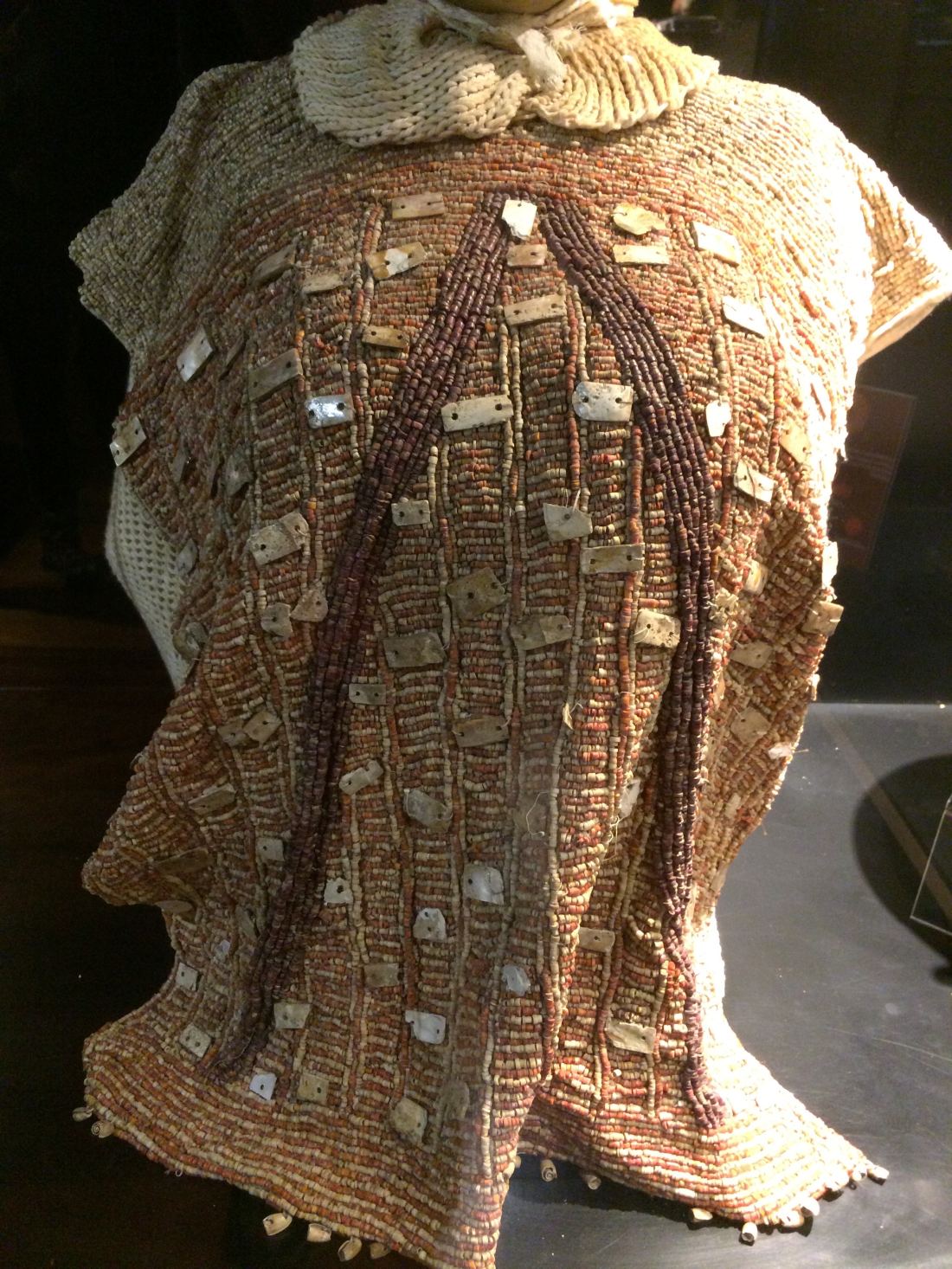 Diorama con vestimenta hecha de cuentas de concha spondylus pulida, museo de sitio La Florida, Quito