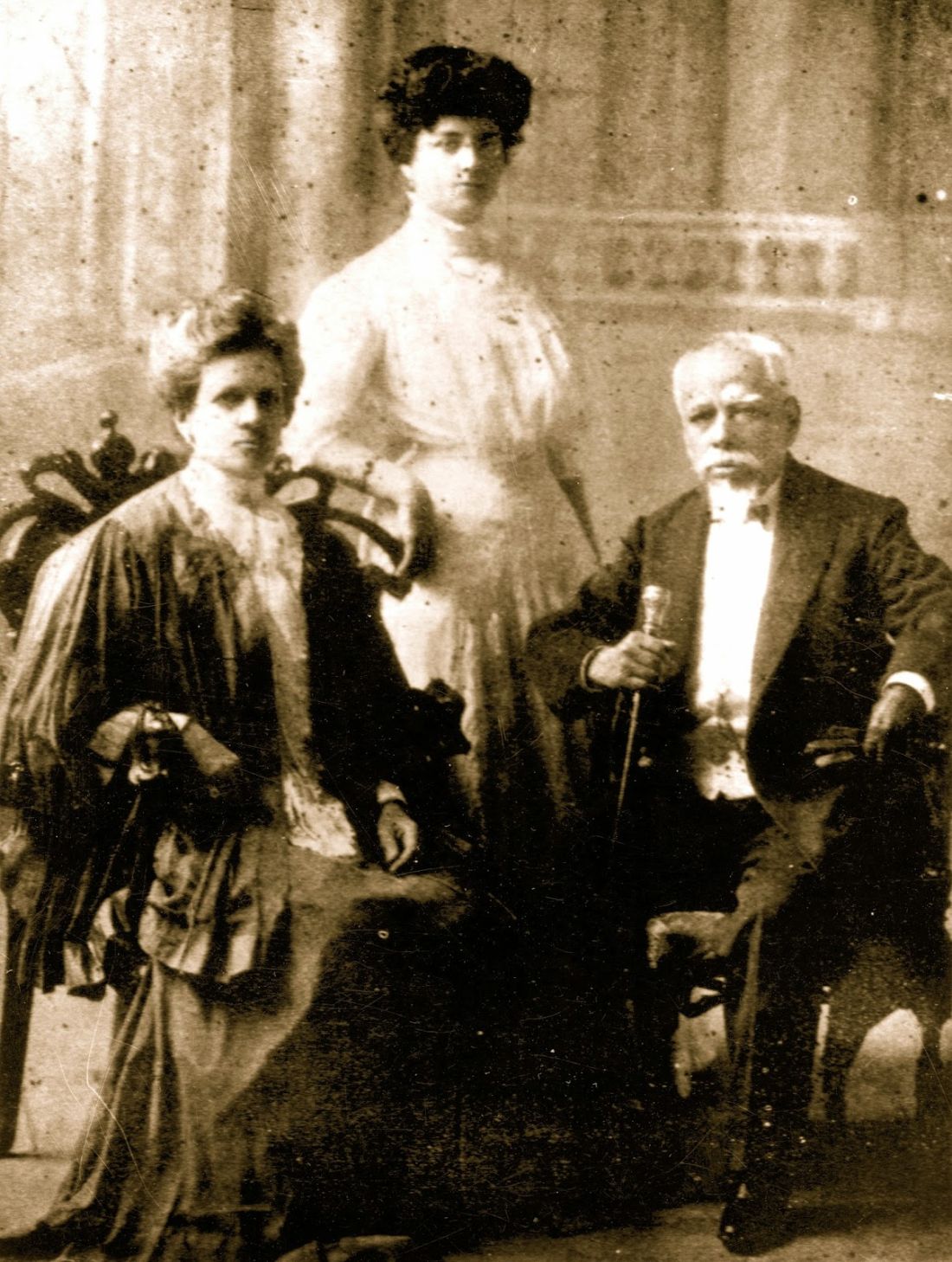 Eloy Alfaro junto a su esposa Ana Paredes y sus hijos, retrato familiar de 1908